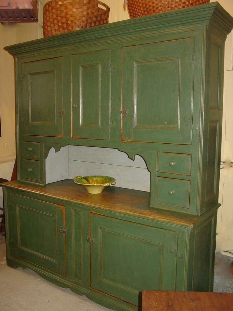 French Canadian Setback Cupboard In Good Condition For Sale In Woodbury, CT