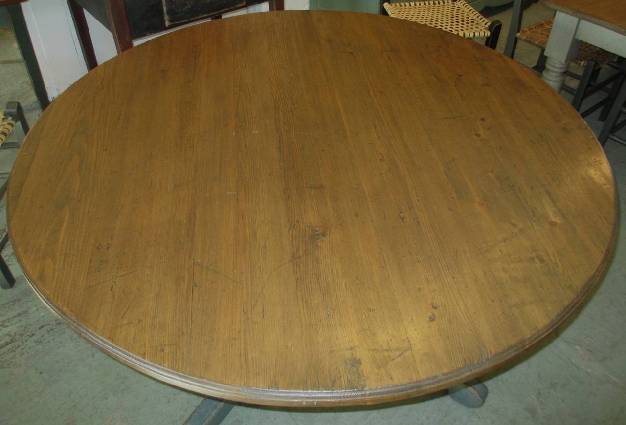 Round Pedestal Dining Table From Quebec In Distressed Condition In Woodbury, CT