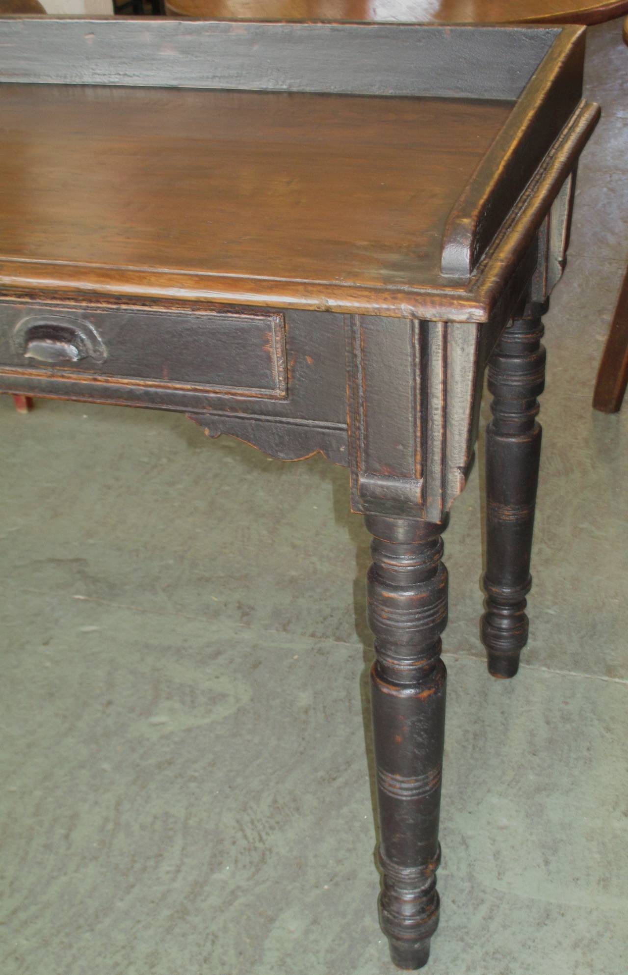 Handsome Three-Drawer Desk In Distressed Condition In Woodbury, CT