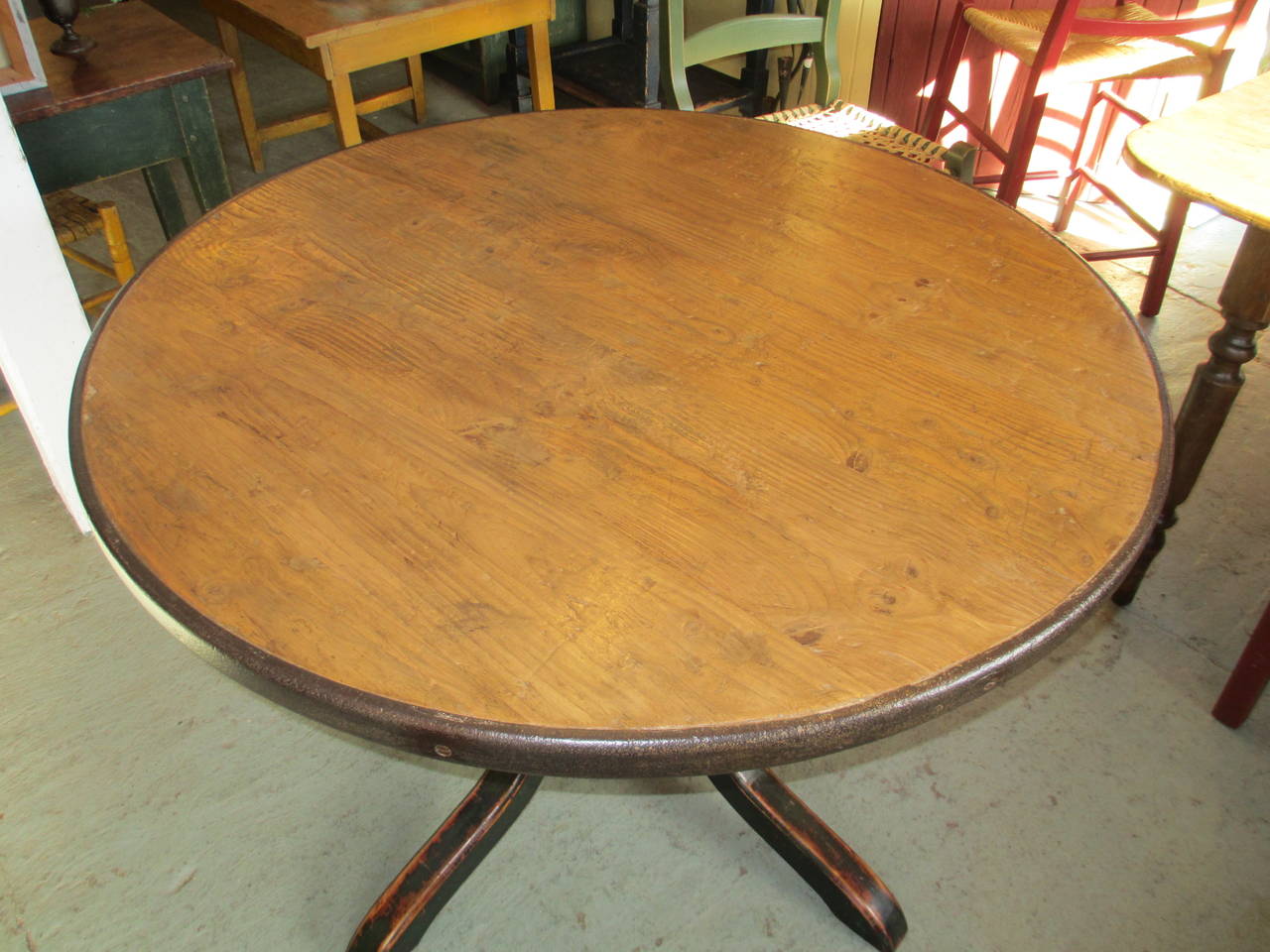 Canadian Interesting Round Pedestal Table with Iron Rim