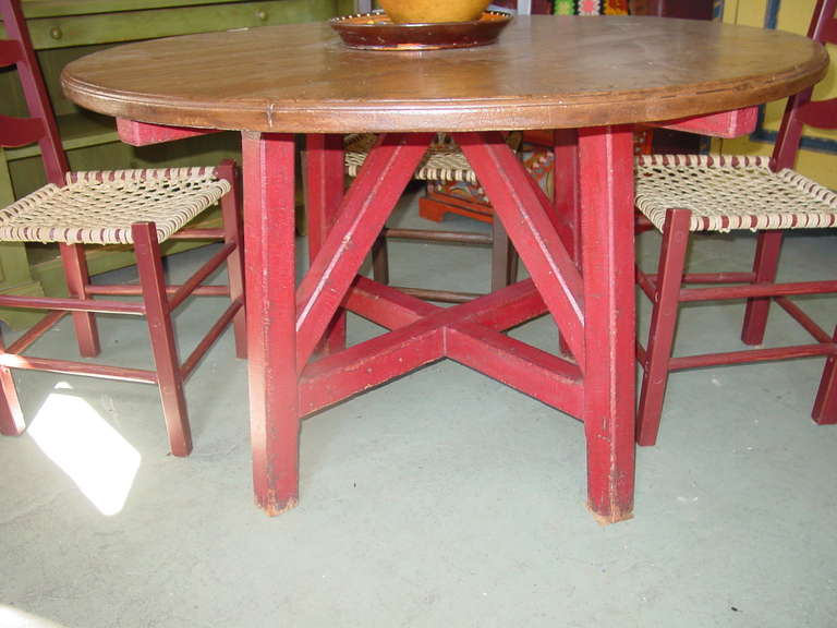 Round Pedestal Table In Good Condition For Sale In Woodbury, CT