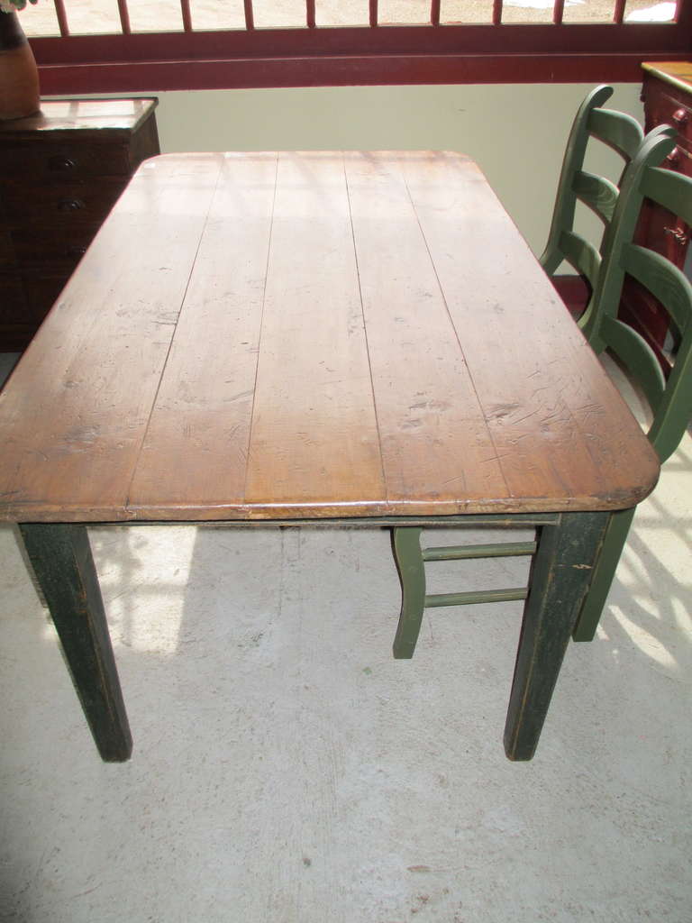 French Canadian Kitchen Farm Table In Distressed Condition In Woodbury, CT