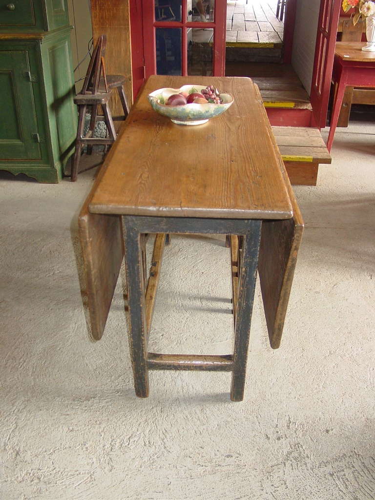 Gate Leg  Drop Leaf Table from Quebec In Good Condition For Sale In Woodbury, CT