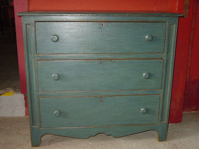 Three drawers dresser with scalloped base and recessed molding on the front