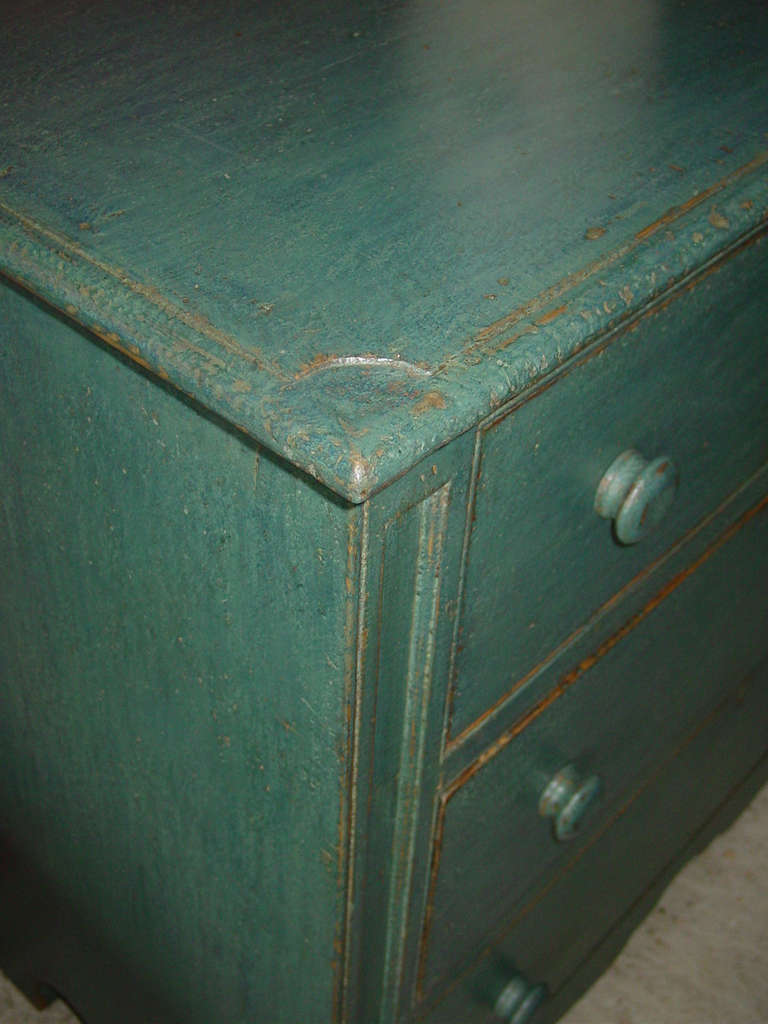 Three Drawer Small Dresser In Good Condition In Woodbury, CT