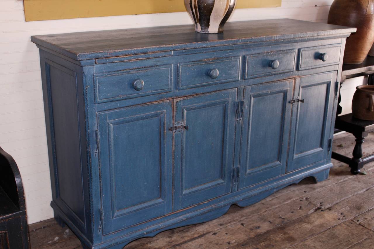 A kitchen sideboard cupboard with a pull-out cutting board.