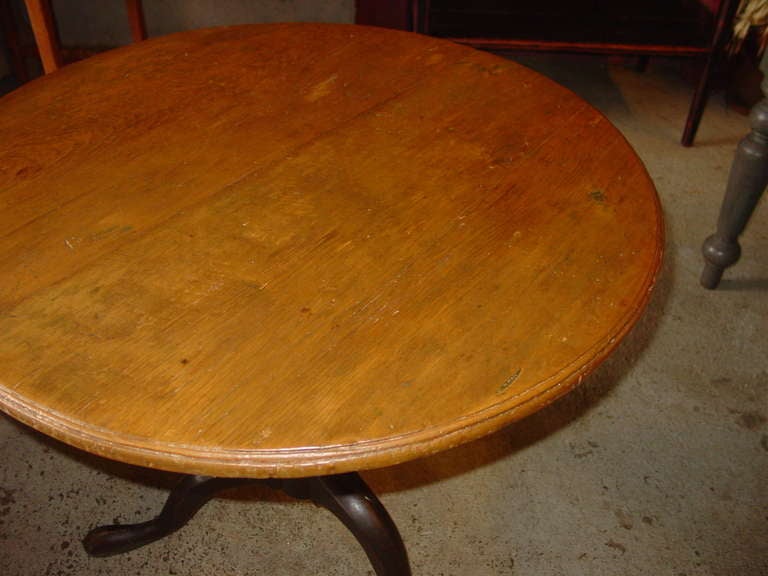 French Canadian Pedestal Table In Good Condition For Sale In Woodbury, CT