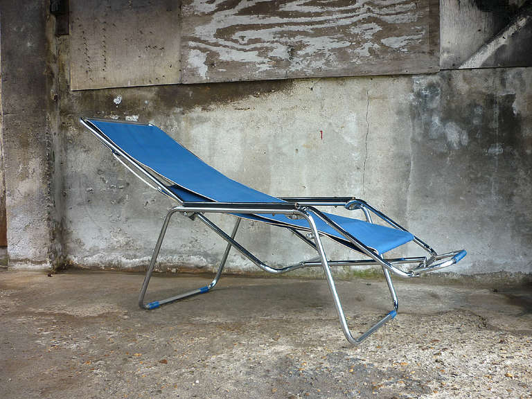 Very rare tubular slingseat deck chair from the late 1930's. This large version can be folded into a thin package so it is easy to be stored away. The thin wooden armrests are covered with black rubber. On the front and back the armrests are closed