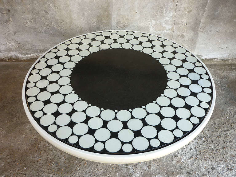 Fantastic high-end coffee table.This heavy table has a 