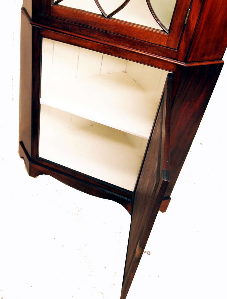 A Very Good Quality George III Period Mahogany Double Corner
Cabinet Having Well Figured Cornice Above Elegant Astragal
Glazed Top Part And Panelled Door To Base Raised On Original
Shaped Bracket Feet