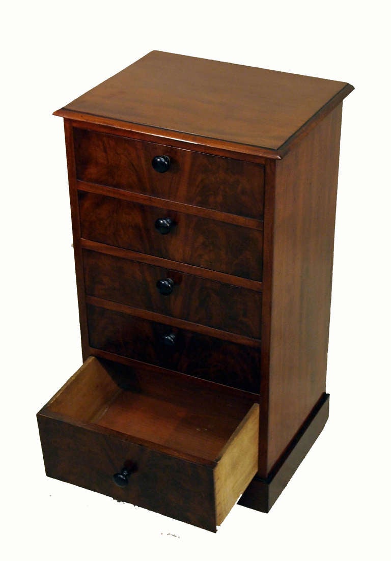 A good quality mid-19th century mahogany pedestal
pot cupboard or bedside table having two cupboard
doors above one drawer with original turned knobs.