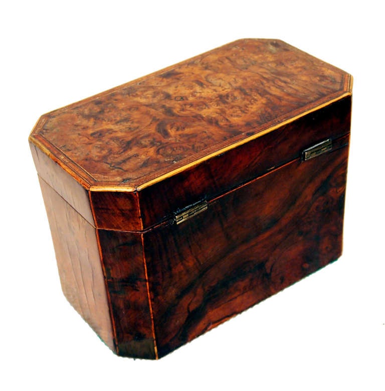 A superbly figured early 19th century
burr yew tea caddy having tulipwood
banding and boxwood stringing.