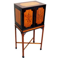 Antique cabinet de collection en bois de satin & Harewood