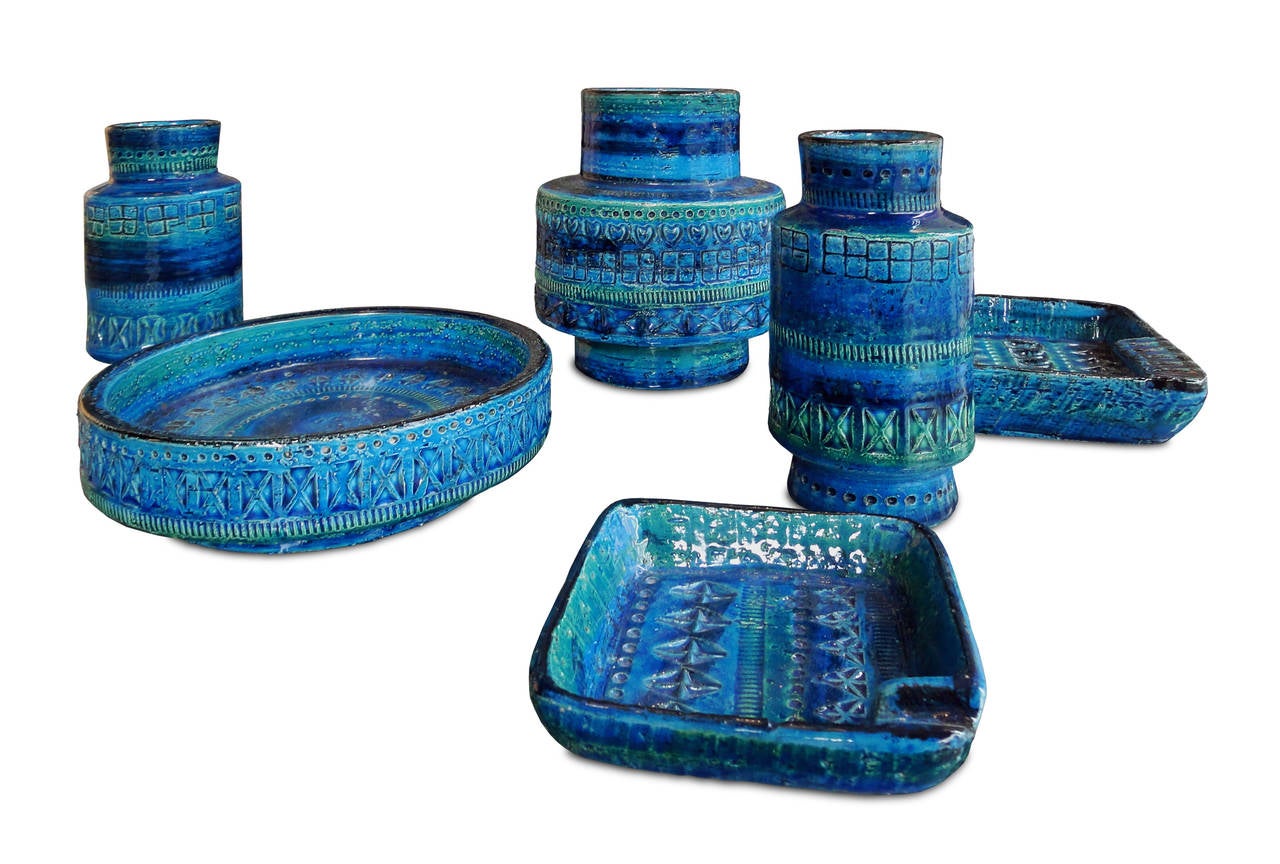 A group of six ceramics from the “Rimini blue” series by Aldo Londi for Bitossi.
(Two ashtrays, a sundries tray and three vases)