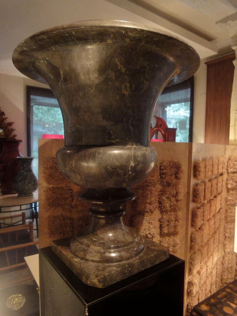 A Large Marble Vase In Good Condition For Sale In Madrid, Madrid