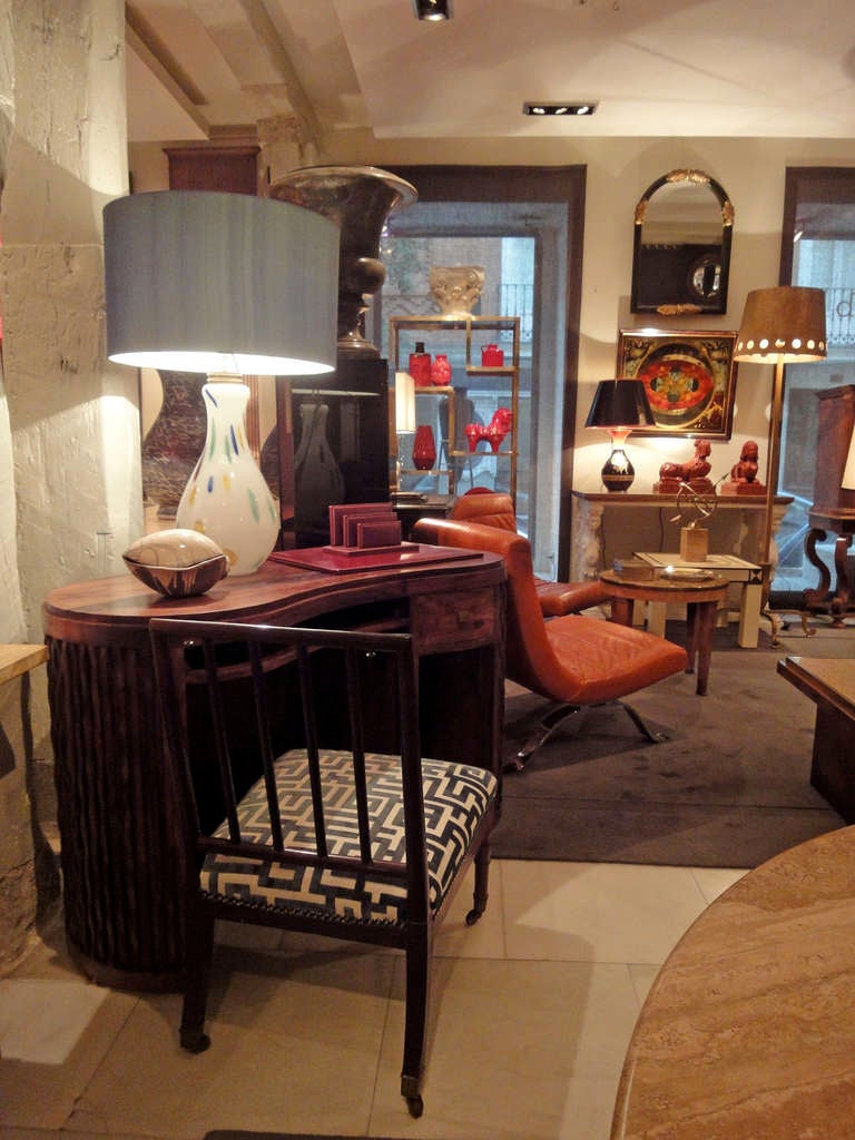 An Art Deco kidney-shaped writing desk in solid walnut and wavy decorations.