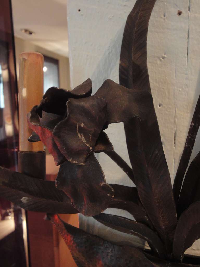 Pair of Wall Sconces Simulating Irises In Good Condition For Sale In Madrid, Madrid