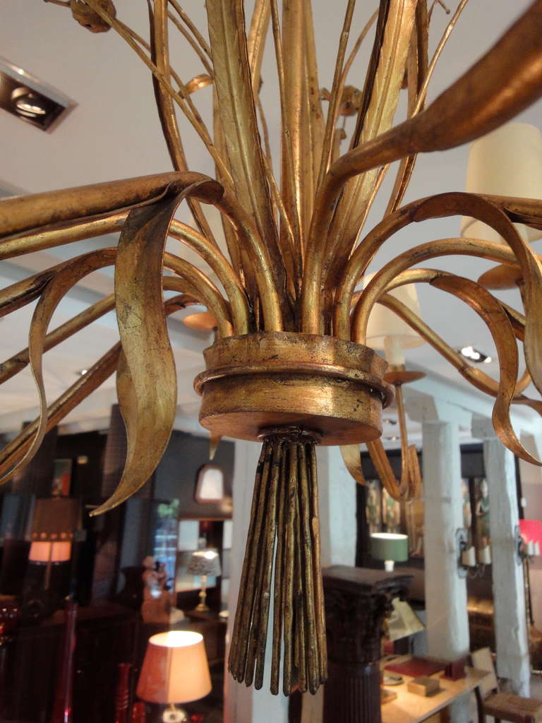 A Gold-painted Tole Chandelier In Good Condition For Sale In Madrid, Madrid