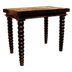Une table en bois d'ébène et marbre