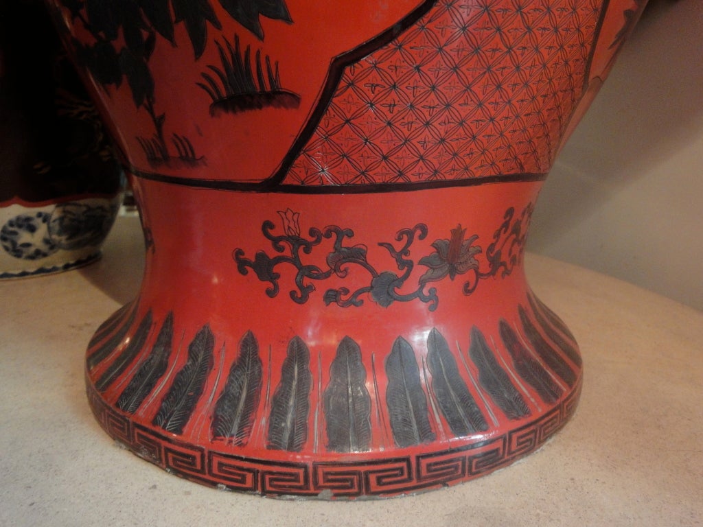 A large red-lacquered vase In Excellent Condition In Madrid, Madrid