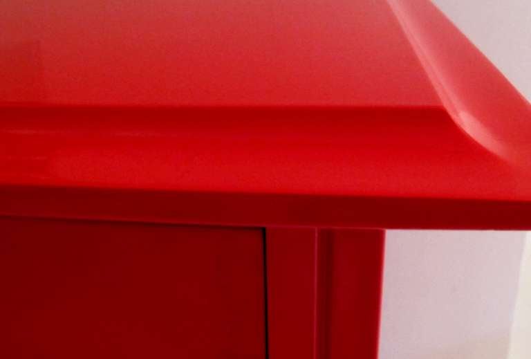 Carlo di Carli Red Lacquer Three Drawer Commode In Good Condition In London, GB