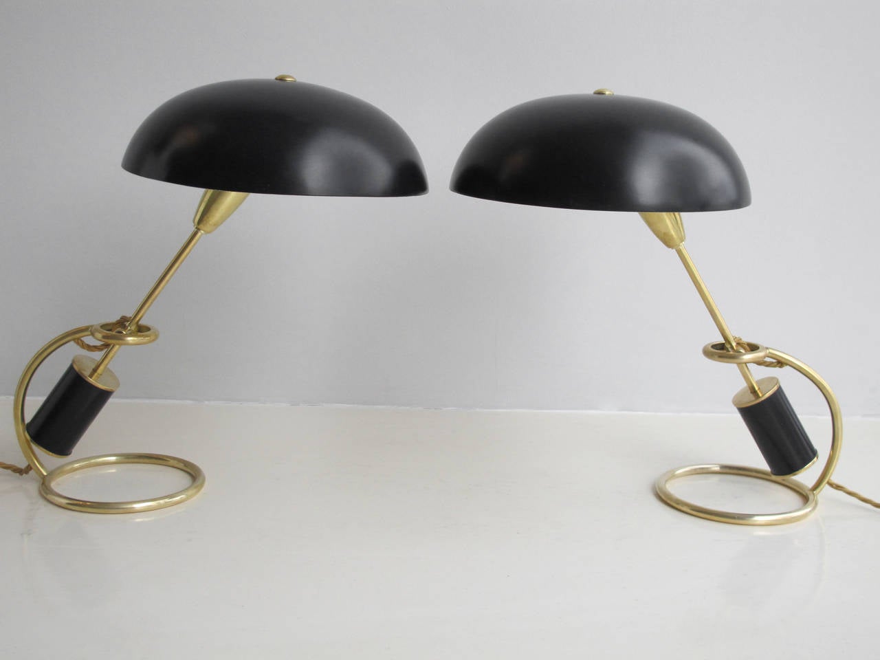 Pair of ‘Scrittoio’ counter weight desk lamps in brass and painted metal.
Designed by Angelo Lelli. Stamped.
Produced by Arredoluce.
1951.
Italy.