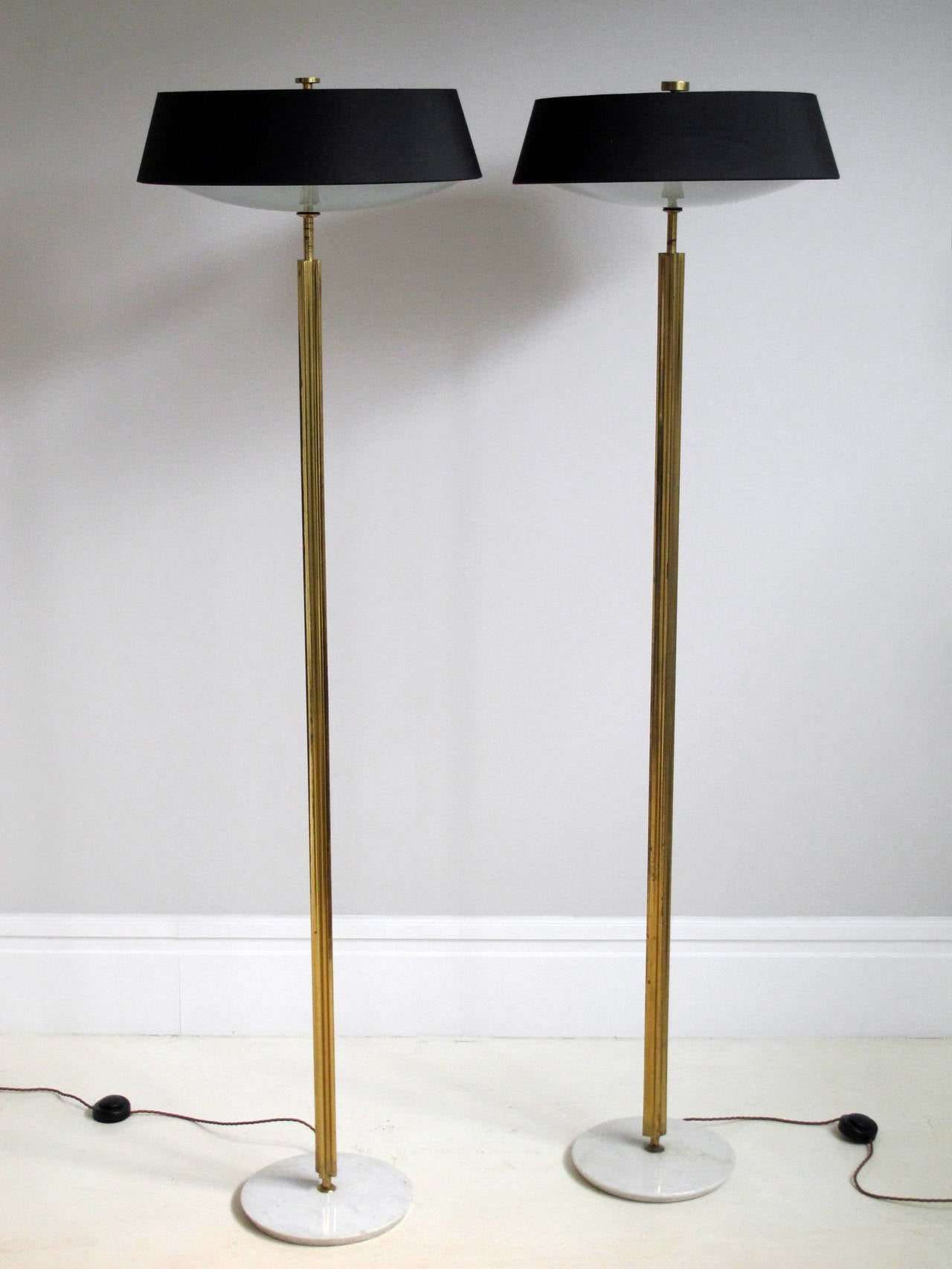 Pair of standing lamps in brass, marble and glass.
Produced by Arredoluce.
circa 1955.
Italy.