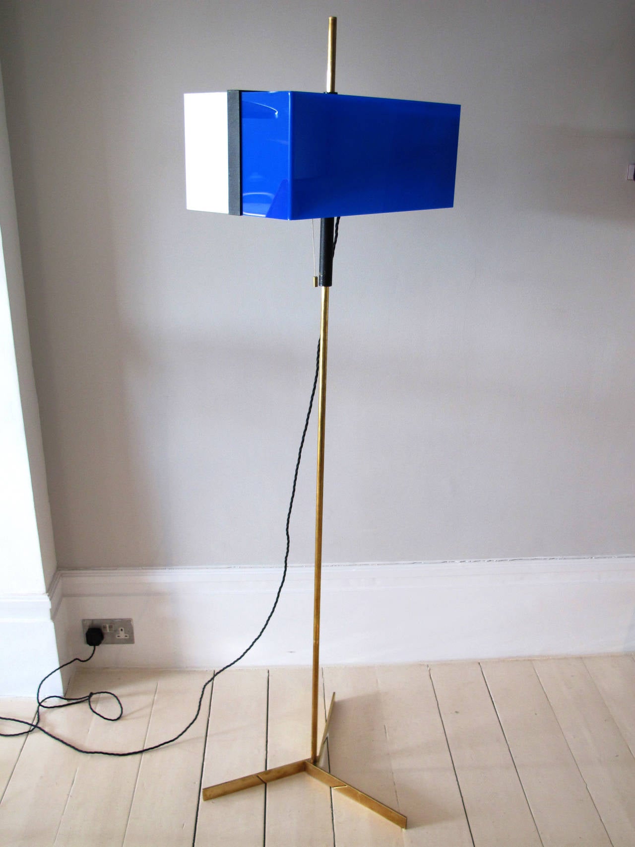 Adjustable standing lamp in brass and perspex.
Tito Agnoli for Oluce.
circa 1955,
Italy.