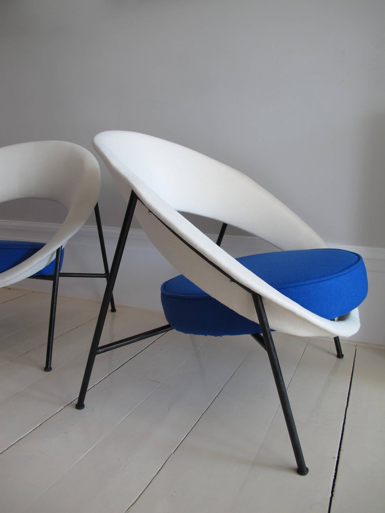 Pair of Saturn chairs.
Designed by Genevieve Dangles & Christian Defrance. Reupholstered in felt
circa 1955.
France.