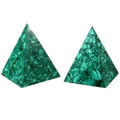 Paire de pyramides décoratives avec inclusions de malachite