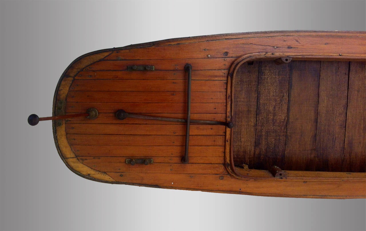 Navigable Scale Model of Wooden Boat with its Original Engine Battery In Excellent Condition In Madrid, ES