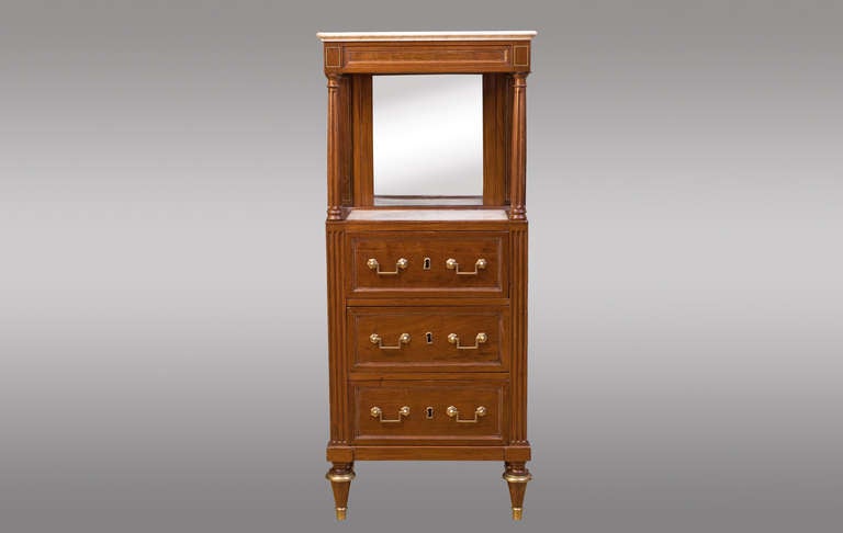 An unusual Louis XVI dressing table in mahogany, with five drawers and sliding mirror. About 1800