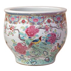 Chinese Porcelaine Planter with Famille Rose Decoration 19th Century