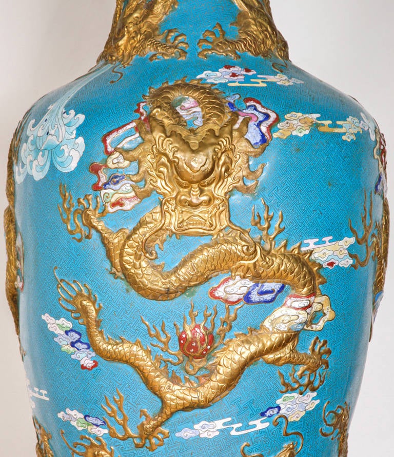 Chinois Vase monumental en émail cloisonné en vente