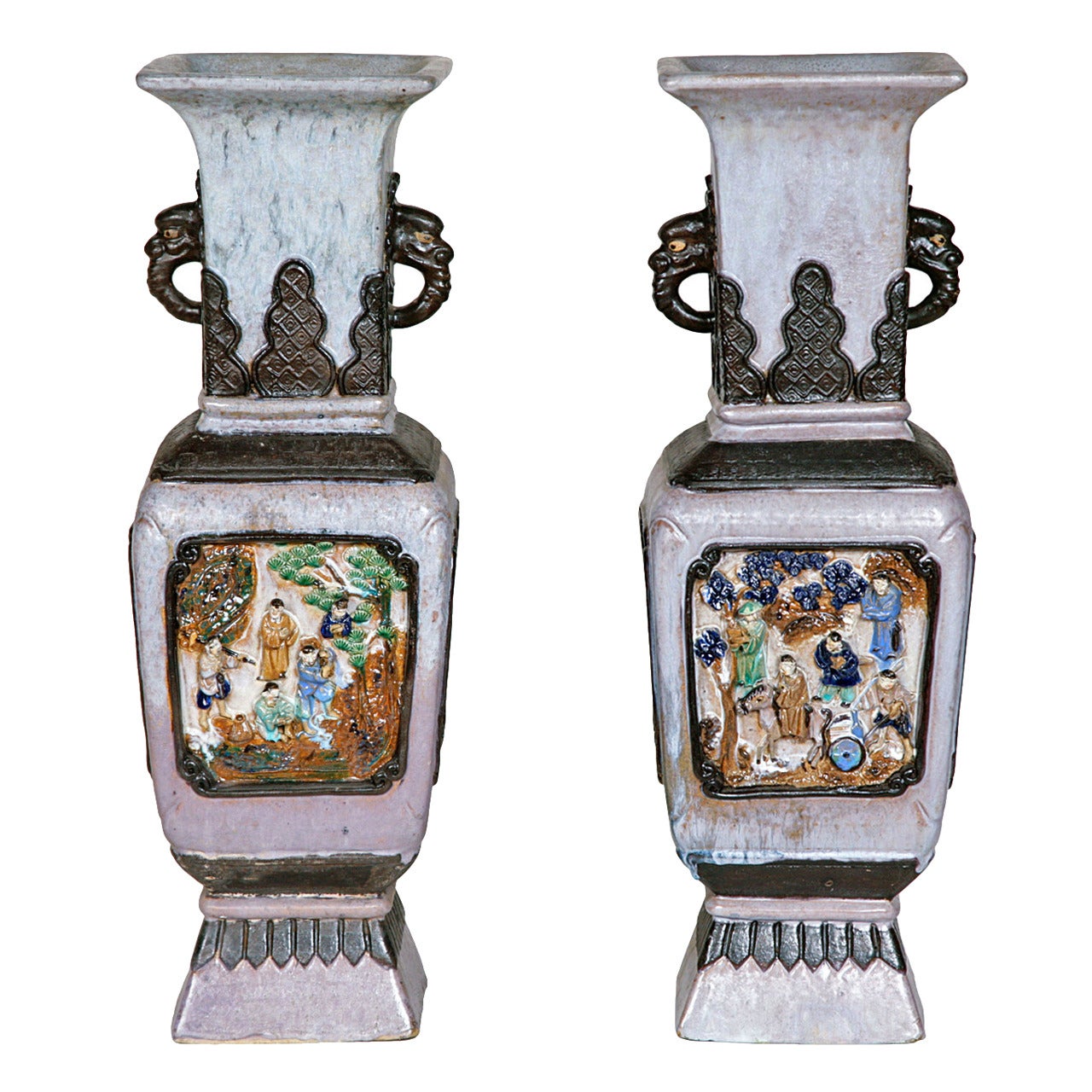 Antica coppia di vasi cinesi in gres grigio
Cinese, inizio XX secolo
Altezza 56cm, larghezza 18cm, profondità 18cm

Gli affascinanti vasi di questa coppia sono realizzati in gres-ceramica che imita nella colorazione e nella consistenza l'aspetto
