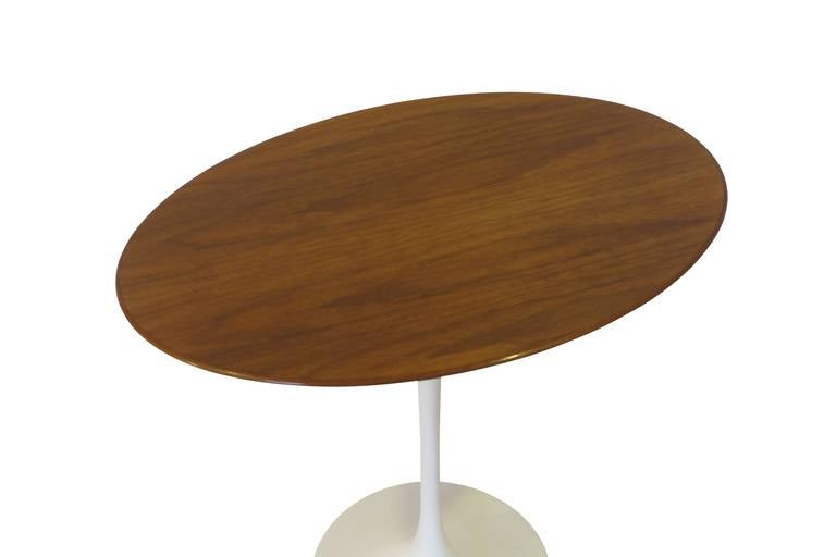 An excellent 1970s example of the iconic Saarinen design. Walnut top with cast aluminum base with the counter weight.
