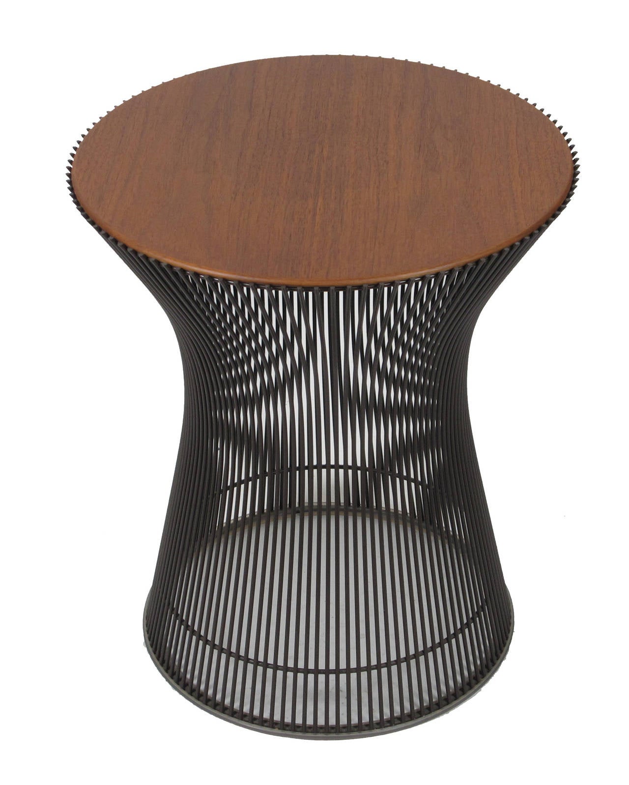 Iconic sculptural side table in the bronze powder-coat finish with nicely grained walnut veneered top. Retains original plastic floor guard (extrusion ring) and Knoll Park Avenue paper label (stamped 1975) on underside on the 16 inch wood top.