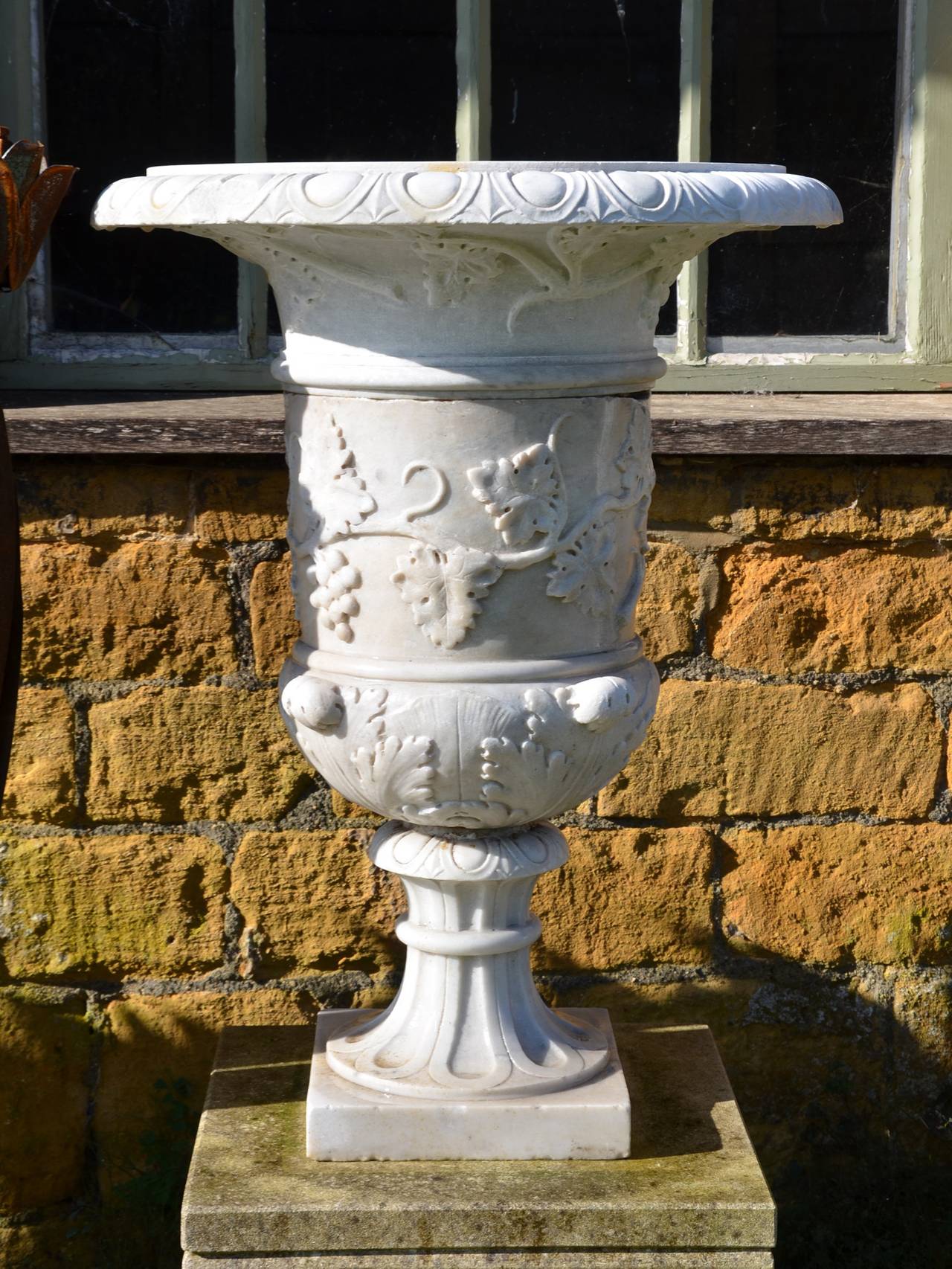 Fine Pair of Late 19th Century Italian White Marble Urns In Excellent Condition For Sale In Gloucestershire, GB