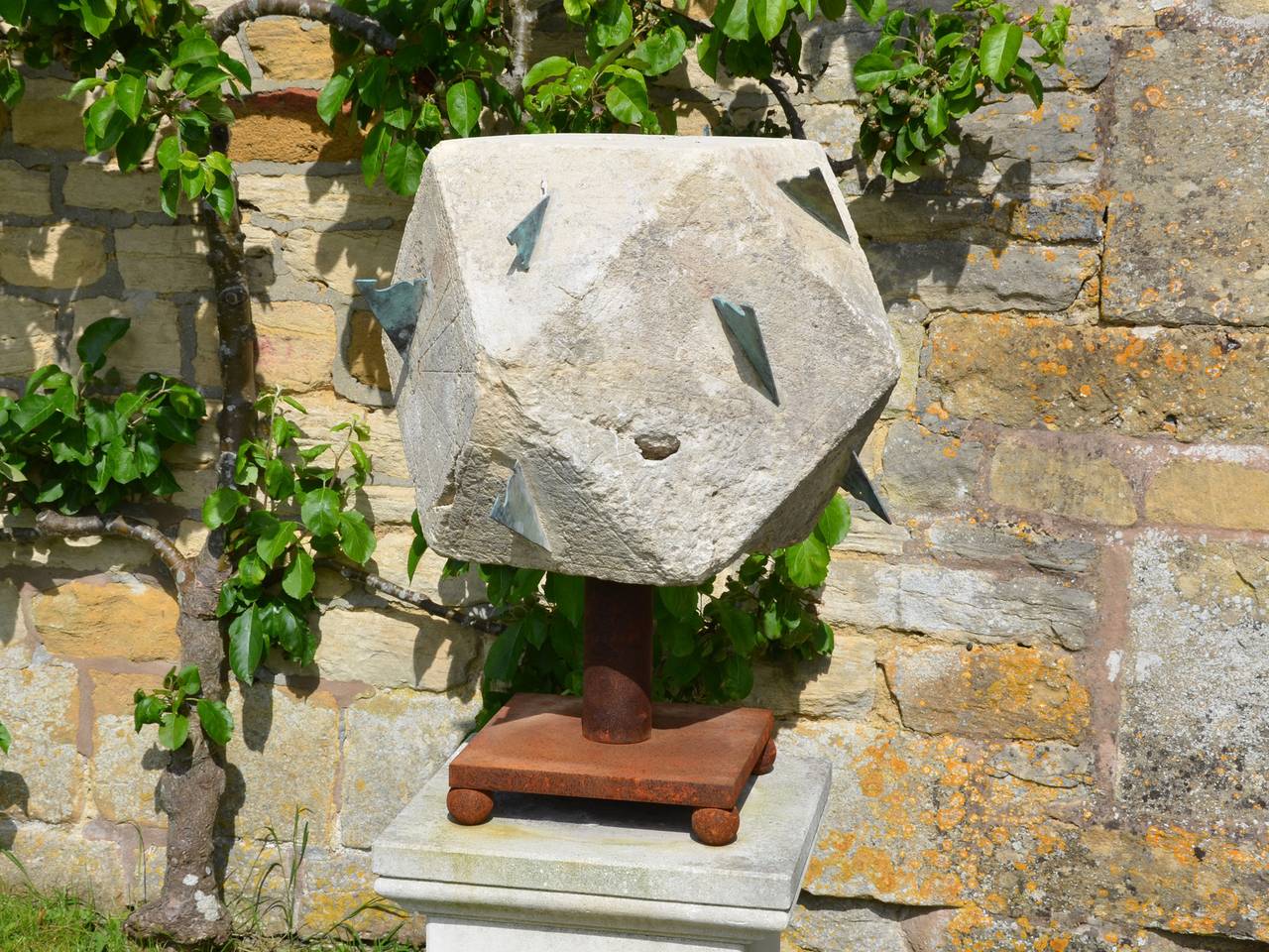 Large 18th Century Polyhedral Limestone Sundial In Good Condition For Sale In Gloucestershire, GB