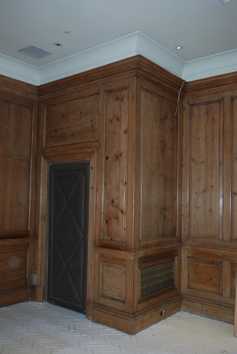 A large quantity of part 18th century Pine panelling In Good Condition In Gloucestershire, GB