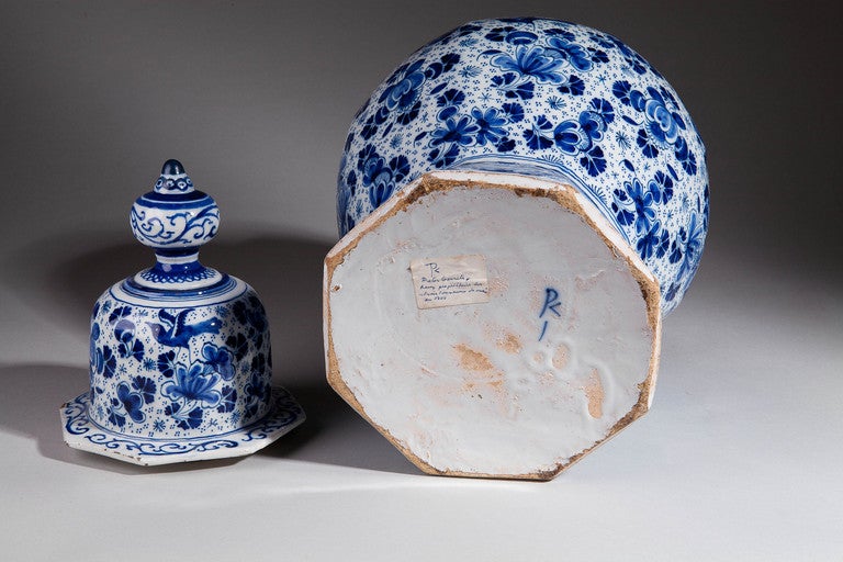 Un gran jarrón de Delft del siglo XVIII