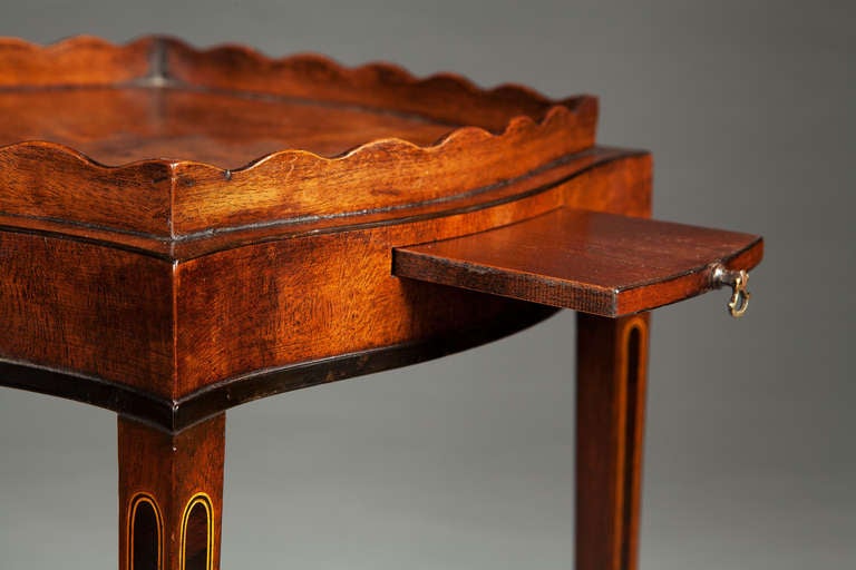 Extremely Fine Hepplewhite Period Mahogany & Tulipwood Serpentine Urn Stand‏ In Excellent Condition In London, GB