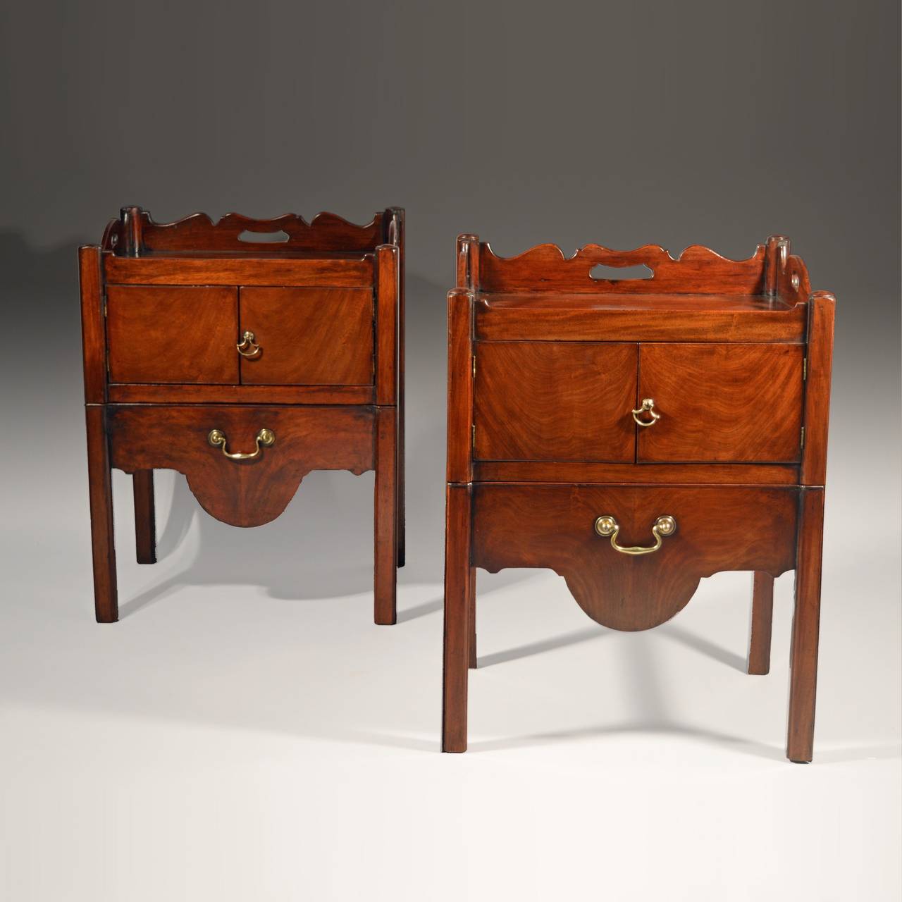Una bella coppia di comodini della metà del XVIII secolo