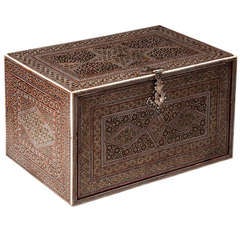 Exceptionnelle boîte de table indo-persane en forme de coffret Sadeli