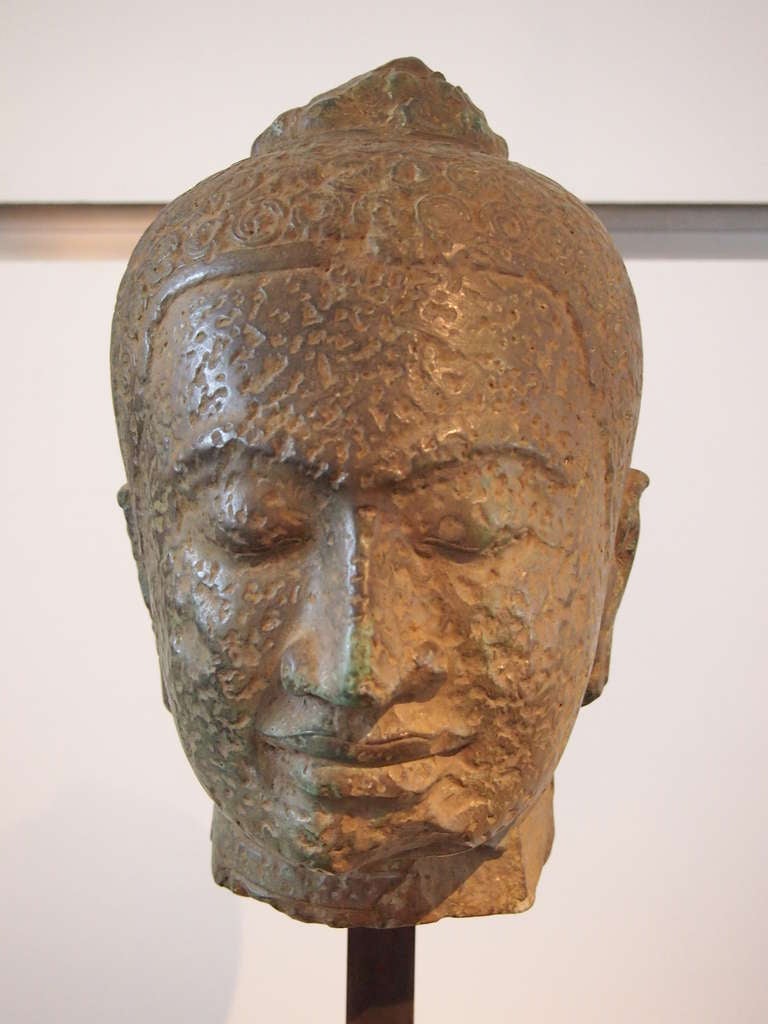A Khmer Divinity stone head In Excellent Condition For Sale In Brussels, BE