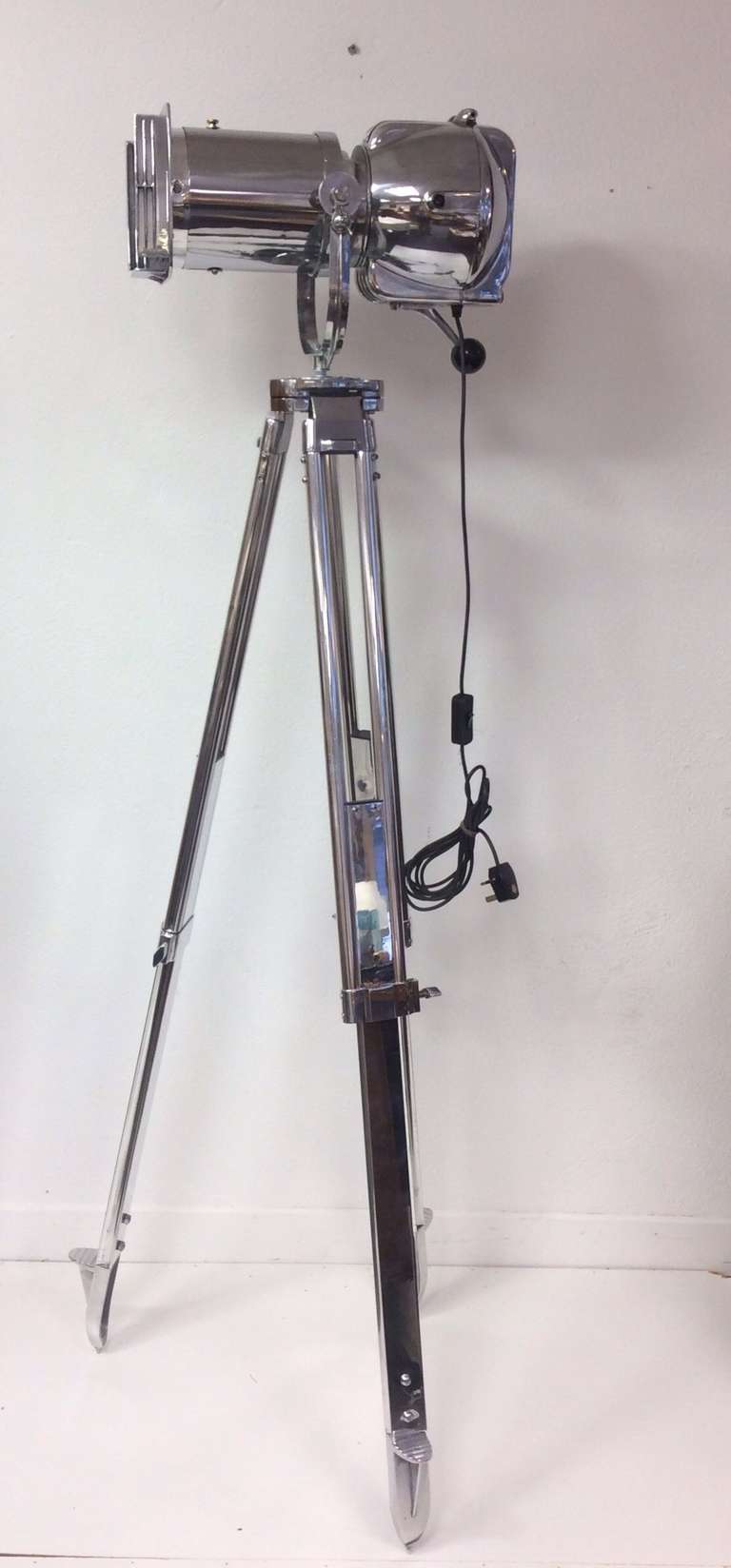 An impressive theater light by Strand Electrics, on a telescopic stand.
Measure: The light is 24 cm H, 46 cm W, 22 cm D.