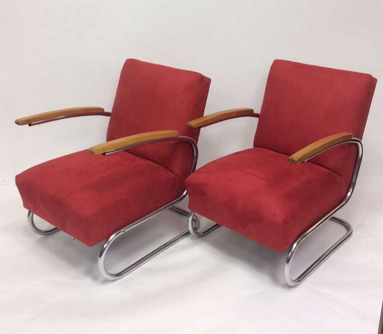 What a fantastic pair of chairs, chromed tubular steel cantilever frames, great bauhaus design from Thonet
