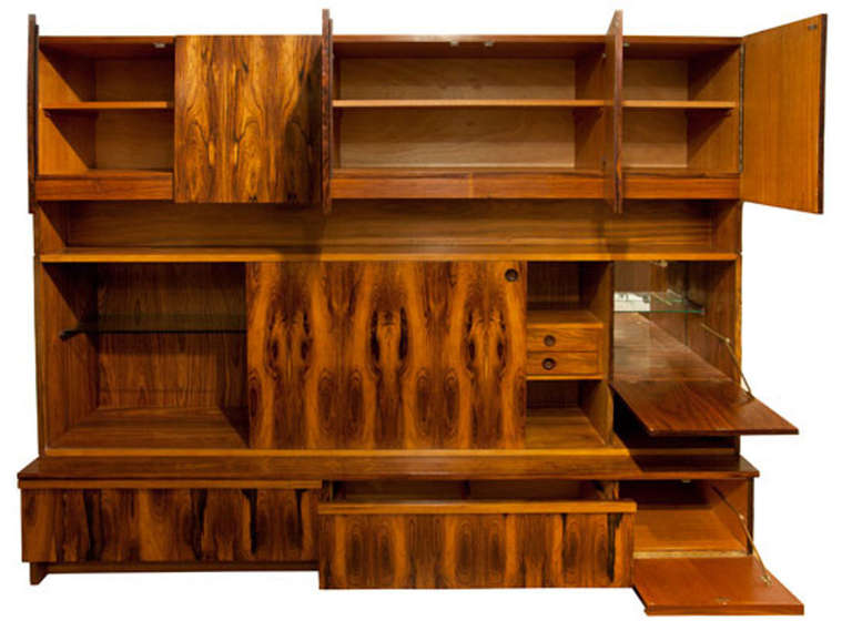 Fantastic Rosewood Wall unit by Robert Heritage for Archie Shine, Excellent storage space with illumination under the top section of cupboards.
The Grain on the Rosewood offering a very decorative look.
H: 186 cm W: 228 cm D: 51 cm 

 	ROBERT