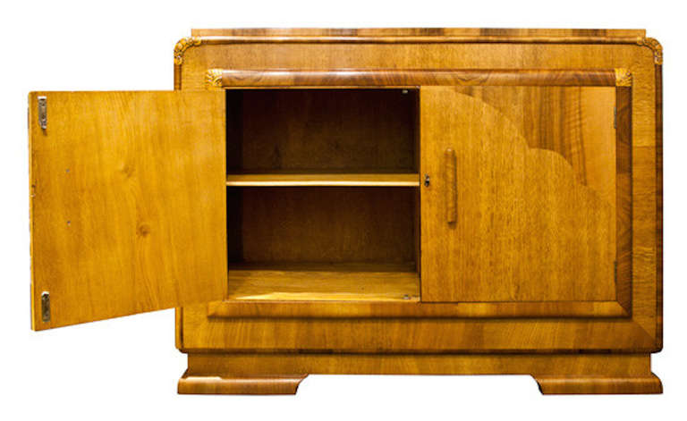 An Art Deco Golden Oak and Walnut Sideboard Credenza, Beautiful Cloud design to the front and lovely carved detail to the corners.

H: 97 cm W: 122 cm D: 47 cm