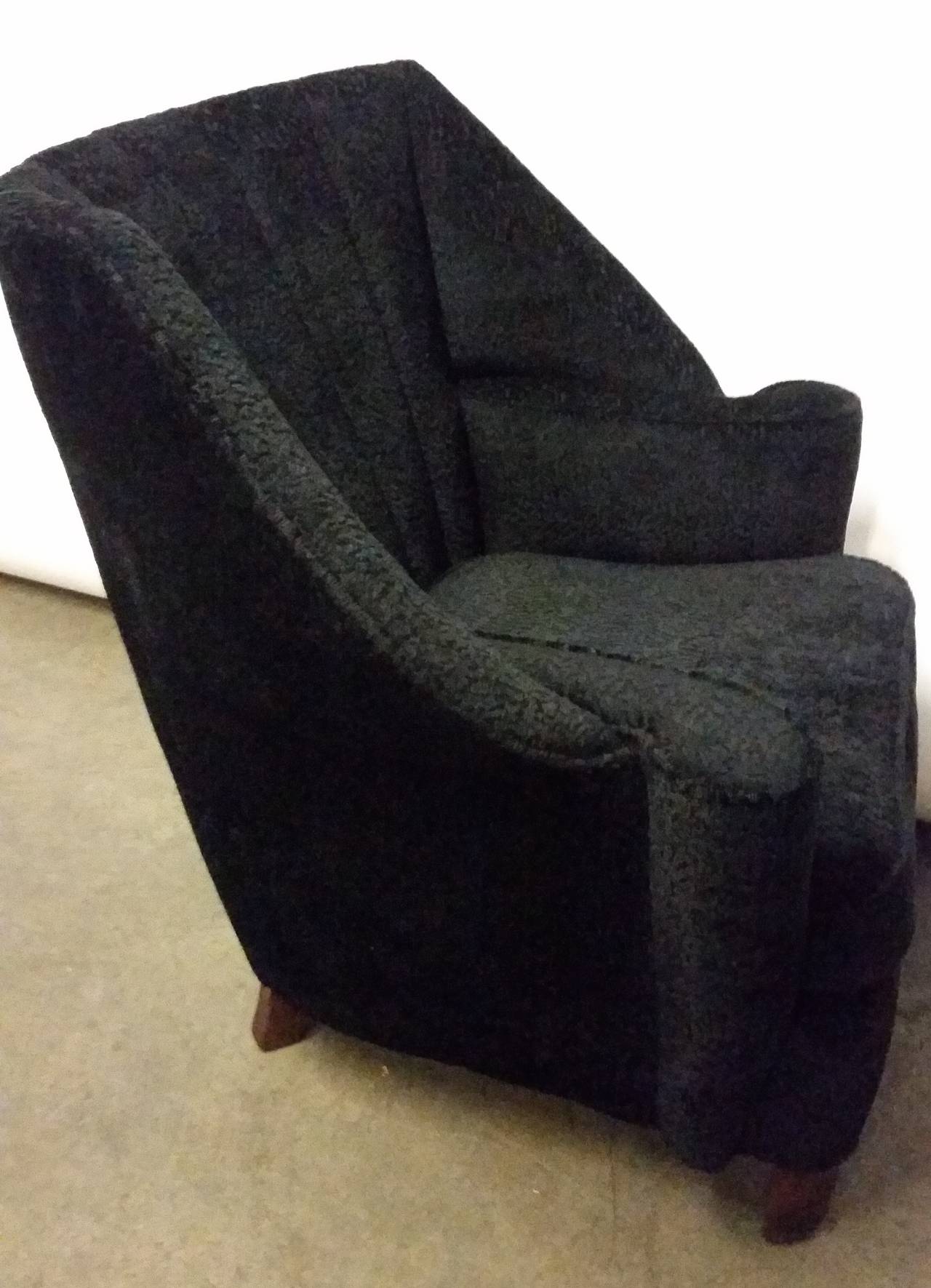 Very sexy Art Deco wingback armchair which we have had reupholstered in this beautiful black fabric.
Great shape and style, I just love the way the arms sweep out at the ends, very comfortable chair,
British, circa 1930.
Dimensions: 82 cm H, 85